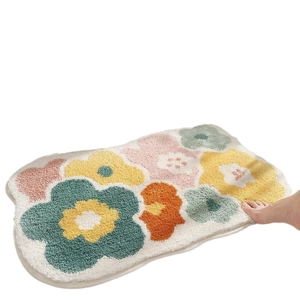 Plüsch-Badematte mit buntem Blumenmuster und weicher, rutschfester Textur