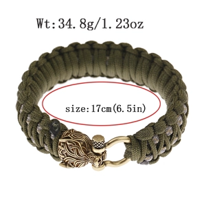 Details von olivgrünem Paracord-Armband mit Löwenkopf-Verschluss und Größenangabe