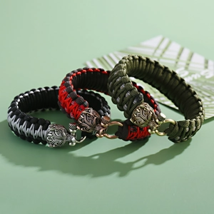 Detail von handgewebten Paracord-Armbändern mit Vintage-Tierkopf-Schnallen aus Metall