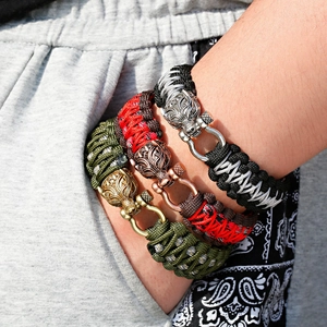 Detailansicht geflochtener Paracord-Armbänder mit Drachenkopf-Metallschließen in drei Farben