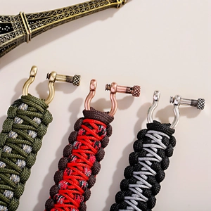 Detail von hochdichten Paracord-Armbändern mit metallischen U-förmigen Hufeisenschnallen