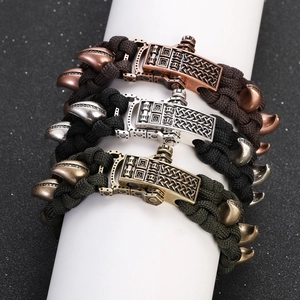 Dreiteiliges Set gewebte Paracord-Armbänder mit Zirkon und geschnitzten Metallanhängern