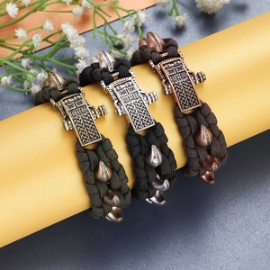 Geflochtene Paracord-Armbänder für Herren mit Vintage-Metallteilen und Zirkon-Details