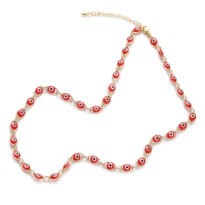 Collana malocchio dorata con ciondoli in smalto rosso e bianco e chiusura regolabile