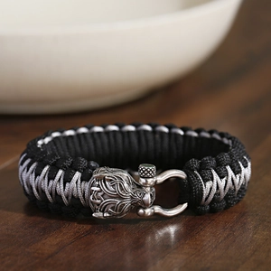 Makroaufnahme der Wikinger-Wolfskopf-Schnalle und geflochtenem Paracord-Armband-Detail