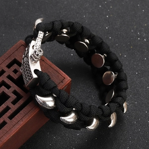 Nahaufnahme des schwarzen Paracord-Armbands mit graviertem keltischem Knoten-Metall