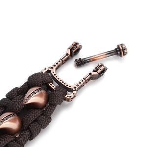 Nahaufnahme der Vintage-Bronzeschnalle und des braunen Flechtseils am Herrenarmband