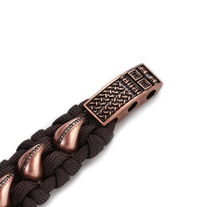 Nahaufnahme von Retro-Flechtarmband mit Bronze-Zirkonia und keltischer Schließe