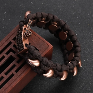 Detailaufnahme des Retro-Paracord-Armbands mit Kupferschädel-Verschluss und Keltenknoten