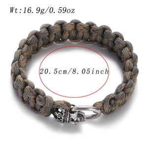 Detail of 20.5cm paracord bracelet with skull buckle showing 16.9g weight and texture