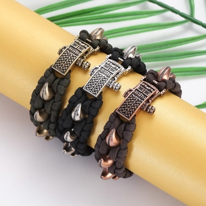 Geflochtene Paracord-Armbänder für Herren mit Zirkon-Metallnieten in Oliv, Schwarz, Braun