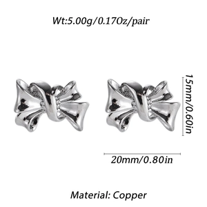 Detailansicht der silbernen Schleifenohrringe mit Maßen 15x20mm und einem Gewicht von 5g