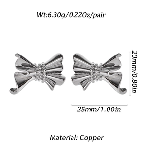 Details von silbernen Schleifenohrringen mit Kupfermaterial und 25mm Abmessungen