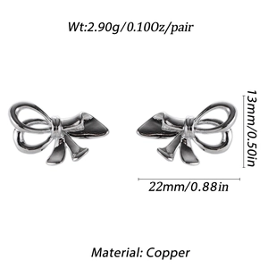 Detailsicht der silbernen Schleifenohrringe mit schwarzer Emaille und Maßen 22mm x 13mm
