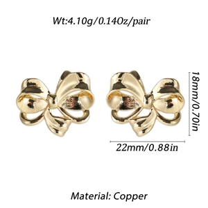 Detailansicht der 18mm goldenen Schleifenohrstecker aus Kupfer mit Maßangaben