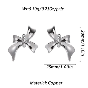 Details zu den silbernen Schleifenohrringen aus Kupfer mit Maßen von 28mm x 25mm