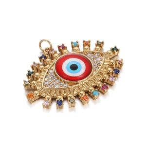 Detailaufnahme des Evil-Eye-Anhängers aus Gold mit bunten Edelsteinen und Zirkonia