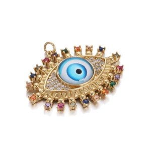 Detaillierte Nahaufnahme des Evil Eye Anhängers mit blauem Zirkon und Edelsteinen