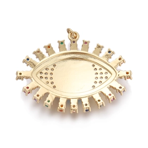 Makro-Detail der polierten goldenen Evil-Eye-Anhänger Rückseite mit bunten Zirkonia-Steinen