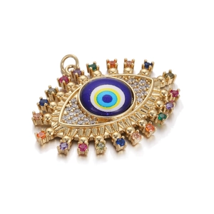 Detailansicht des goldenen Evil Eye Anhängers mit bunten Zirkoniasteinen auf Weiß