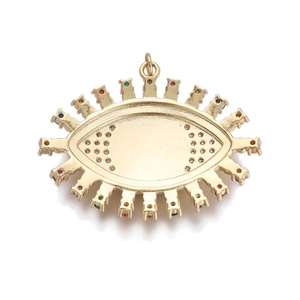 Detailansicht der Rückseite eines goldenen Evil-Eye-Anhängers mit bunten Edelsteinen