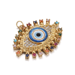 Detaillierte Makroansicht des Evil Eye Schmuckanhängers mit bunten Edelsteinakzenten