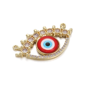 Detailaufnahme vom Evil Eye Anhänger mit blauer Emaille und funkelnden Zirkonia-Steinen