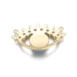 Makroaufnahme von vergoldetem Evil Eye Anhänger mit Zirkonia und doppelten Ringen