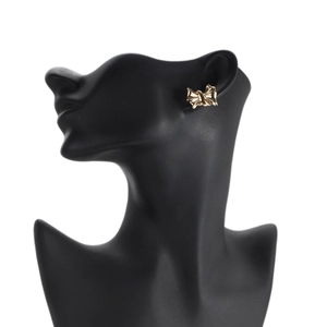 Elegante goldene Schleifen-Ohrstecker für Damen an einem Model für einen luxuriösen Look