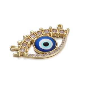 Makro-Detail des Evil Eye Anhängers mit blauem Emaille, Vergoldung und Zirkonia-Besatz