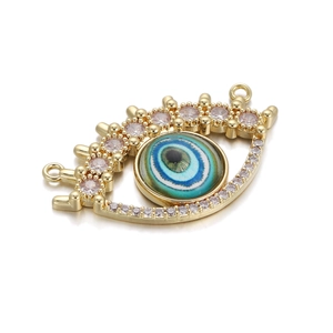 Makroaufnahme von Evil-Eye-Anhänger mit blauem Harz und weißen Zirkonia-Akzenten