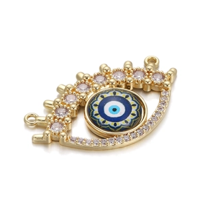 Detailansicht des Evil Eye Anhängers mit blauem Emaille und Zirkonia-Mikropflaster