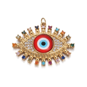 Bunter Evil Eye Anhänger mit Zirkonia-Einlage und Goldfinish auf weißem Grund