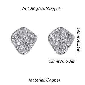 Detailansicht der geometrischen Zirkon-Ohrstecker mit Silberfinish und Maßen