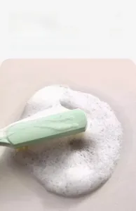 Detail showing easy to manage cleaning brush with foam on absorbent diatom mud mat