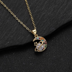 Κολιέ με αστέρι και φεγγάρι επιχρυσωμένο 18K με πολύχρωμα ζιργκόν σε μαύρη πέτρα