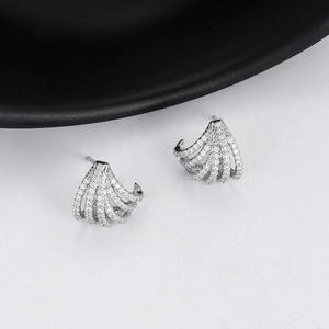 Details von fächerförmigen S925 Silber-Ohrsteckern mit mehrreihigem Zirkonia-Besatz