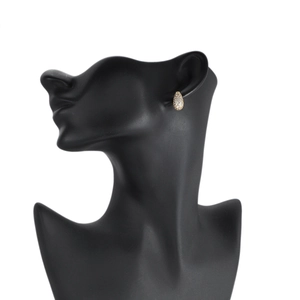 Exquisite goldene Tropfenohrstecker mit Zirkonia-Pflasterung auf schwarzem Model