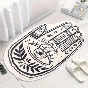 Détail du motif Main de Fatma et Œil du Mal sur le tapis de bain doux en peluche