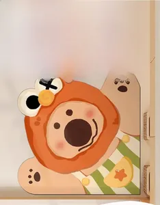 Dettaglio del tappetino da bagno cartoon in velluto tecnico assorbente e morbido