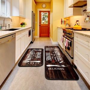 Detalle del juego de alfombras de cocina antideslizantes con textura de madera marrón y texto
