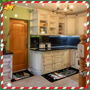 Detalle del juego de dos alfombras de cocina con gnomos de Navidad y motivos festivos