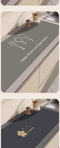 Vista dettagliata di tappetini da cucina assorbenti con motivi floreali e utensili
