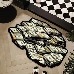 Dettaglio del tappetino da bagno creativo a forma di dollaro su pavimento in legno