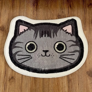 Vue détaillée du tapis chat en cachemire synthétique gris avec finitions de haute qualité