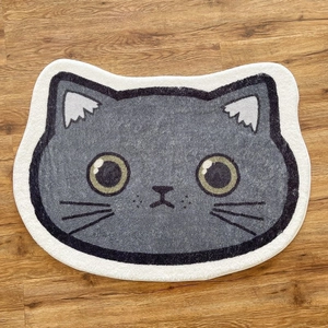 Gros plan sur la texture pelucheuse et le motif chat de ce tapis de sol gris mignon
