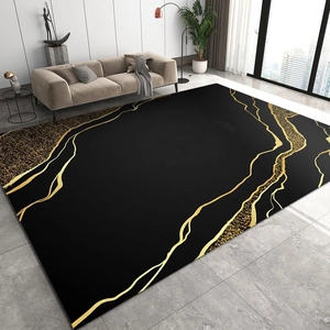Gros plan d'un tapis en marbre noir avec des textures dorées dans un salon minimaliste chic
