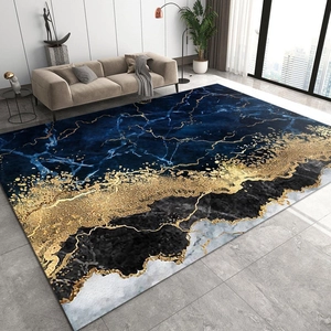 Vue détaillée d'un tapis de luxe motif marbre bleu et doré dans un salon contemporain