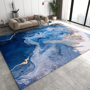 Détail d'un tapis marbre bleu aux veines dorées sous un canapé beige dans un salon moderne