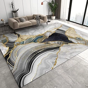 Vue détaillée d'un tapis moderne à motif marbre avec des textures fluides et dorées